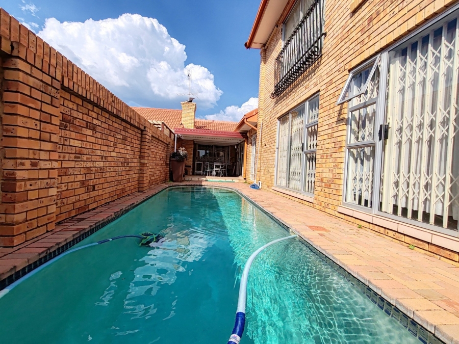 3 Bedroom Property for Sale in Van Der Hoff Park North West